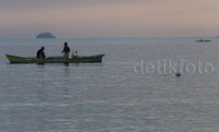 Sejumlah nelayan menjaring ikan di pinggiran Pantai Lakban di Ratatotok, Minahasa Tenggara (1/12/2015).