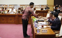 Busyro Muqoddas, capim KPK yang sudah lebih dulu menjalani fit and proper test tahun lalu, hari ini tidak hadir. Namun Robby Arya Brata tetap hadir.