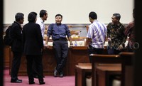 Mereka tampak mengobrol santai.