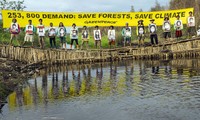 Mereka mengkampanyekan penyelamatan hutan Indonesia khususnya lahan kambut yang kerap dirusak dan menyebabkan kebakaran. Ardiles Rante/Greenpeace.