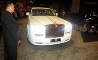 Pengacara kondang Hotma Sitompul hadir dengan mobil Rolls-Royce putih berpelat nomor B 88 C.
