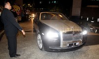 Sejumlah undangan hadir menggunakan mobil mewah.