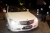 Mercedes Benz juga wira-wiri mengantar tamu undangan.