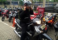Novel pulang dengan mengendarai sepeda motor. Gilang Fauzi/CNN Indonesia.