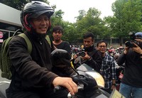 Novel pulang dengan mengendarai sepeda bernomor polisi B 3066 UFA. Gilang Fauzi/CNN Indonesia.