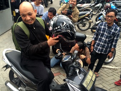 Novel Baswedan Pulang Naik Motor