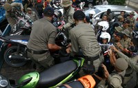 Dinas Perhubungan dan Satpol PP DKI Jakarta melakukan penertiban parkir liar di kawasan Thamrin City, Teluk Betung dan Kebon Kacang.