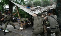 Petugas juga merobohkan bangunan yang digunakan para penjaga parkir liar.