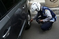 Ada juga mobil yang dikempeskan.