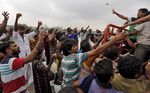 Korban Banjir India Berebut Makanan