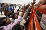 Korban Banjir India Berebut Makanan