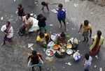 Korban Banjir India Berebut Makanan