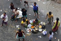 Para pengungsi makan bersama. REUTERS/Anindito Mukherjee.