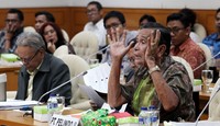 Komisaris Utama Pelindo II Tumpak Hatorangan (kanan) memberikan penjelasan kepada Pansus Pelindo II.
