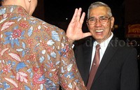 Try Sutrisno melambaikan tangan saat menghadiri resepsi pernikahan putri Setya Novanto.