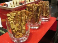 Jan hagel, kue jahe khas natal yang ditaburi irisan kacang almond di atasnya.