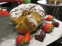 Kue pannetone ini juga menjadi salah satu sajian OPEN} khusus natal. Teksturnya yang lembut dan rasanya yang manis disajikan dengan blackberry dan stawberry.