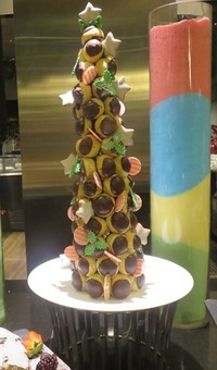 Croquembouche disusun layaknya pohon natal yang indah.