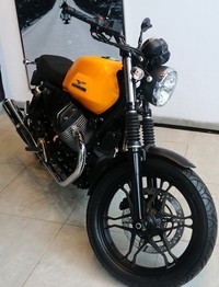 Motor Motoguzzi siap menggoda mereka yang suka motor bertampang retro. PoolPiaggio Group/detikFoto.