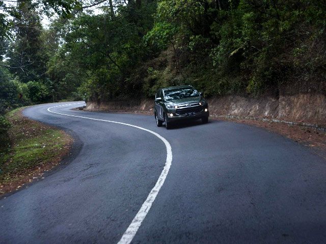 Aksi Toyota Kijang Innova di Jalanan Bali
