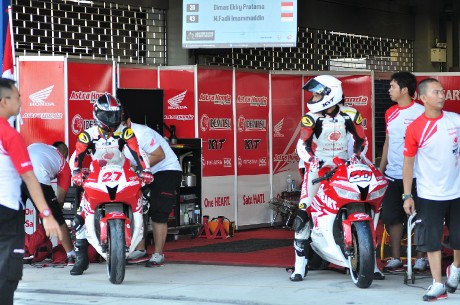 Dimas Ekky Start dari Baris Tengah