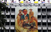 Sebuah poster raksasa bergambarkan Raja Thailand Bhumibol Adulyadej tergantung di Rumah Sakit Siriraj. Jorge Silva/Reuters/detikFoto.