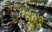 Di kawasan ini juga dapat ditemui tempat pembuatan piala.     