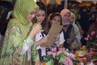Chef Aiko dan istri bupati juga terlihat sibuk mencoba steak maranggi dari satu meja ke meja lainnya. Tampak juga kerumunan pengunjung yang melihat acara dengan antusias (Randy/detikTravel)