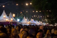 Walau sempat diguyur hujan, Festival Steak Maranggi 2015 terbilang sukses. Terbukti dari ramainya masyarakat dan wisatawan yang berkunjung ke Jalan KK Singawinata sebagai venue acara (Randy/detikTravel)