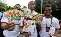     Aksi ini diikuti oleh puluhan jurnalis dari berbagai media dan aktivis Mereka mengajak masyarakat untuk hidup sehat demi mencegah serangan Virus HIV/AIDS.