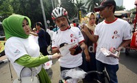 Ikatan Jurnalis Lintas Media bersama Yayasan Putri Bungsu menggelar aksi peringatan hari HIV/AIDS Sedunia di Bundaran HI, Jakarta