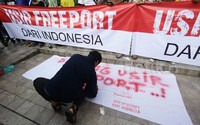 Dalam aksinya mereka menuntut pemerintah Jokowi-JK untuk tidak memperpanjang kontrak PT Freeport Indonesia.