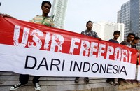 Spanduk panjang bertuliskan, Usir Freeport Dari Indonesia, dibentangkan.