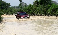 Para rombongan JMTB dan Jurnalis 4x4 melintasi jalan yang penuh kubangan dan jalur mendaki yang terjal berbatu.