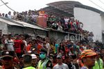 Begini Penampakan Metromini Hancur dan Terlindas Commuter Line