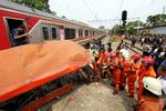Begini Penampakan Metromini Hancur dan Terlindas Commuter Line