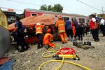 Begini Penampakan Metromini Hancur dan Terlindas Commuter Line