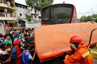 Petugas masih berusaha melakukan evakuasi dengan cara memotong-motong bodi bus.