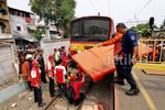Begini Penampakan Metromini Hancur dan Terlindas Commuter Line
