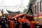Begini Penampakan Metromini Hancur dan Terlindas Commuter Line