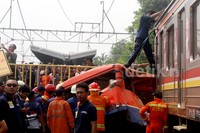 Metromini tersebut masih berada di bawah peron. Posisinya terjepit dan tidak bisa diangkat.