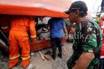Begini Penampakan Metromini Hancur dan Terlindas Commuter Line