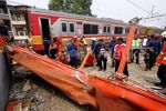 Begini Penampakan Metromini Hancur dan Terlindas Commuter Line