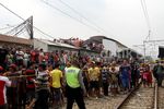 Begini Penampakan Metromini Hancur dan Terlindas Commuter Line