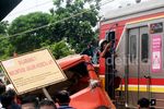 Begini Penampakan Metromini Hancur dan Terlindas Commuter Line