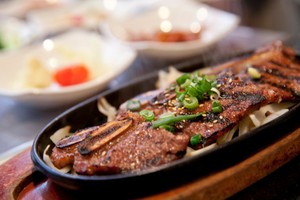 Nikmati Sajian Iga Sapi Panggang Korea yang Sedap di Restoran Ini