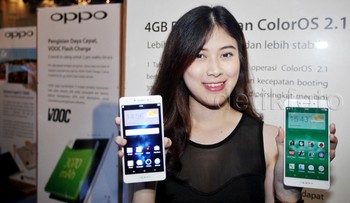 Seorang model memamerkan Oppo R7s dengan senyum terkembang. Harga yang dipatok untuk ponsel dengan RAM 4 GB itu tepatnya adalah Rp 4,99 juta.