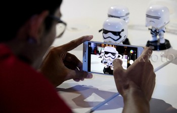 Kamera utamanya 13 megapixel dan kamera depan 8 megapixel dengan fitur yang memadai untuk mengabadikan foto terbaik.