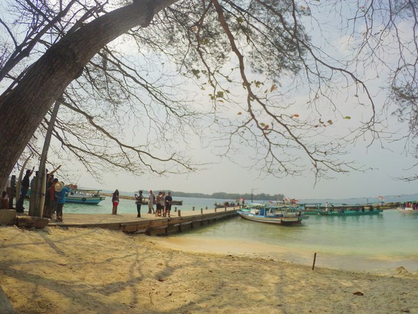 Pulau Bulat bisa menjadi pilihan untuk destinasi wisata bahari di Kepulauan Seribu. Pulau ini luasnya hanya sekitar 1,28 ha, bisa dikelilingi sebentar dengan berjalan kaki (Kurnia/detikTravel)