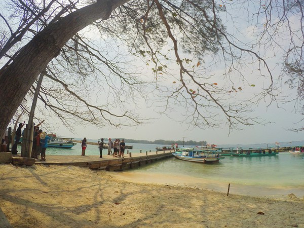 Pulau Bulat bisa menjadi pilihan untuk destinasi wisata bahari di Kepulauan Seribu. Pulau ini luasnya hanya sekitar 1,28 ha, bisa dikelilingi sebentar dengan berjalan kaki (Kurnia/detikTravel) Pulau Bulat bisa menjadi pilihan untuk destinasi wisata bahari di Kepulauan Seribu. Pulau ini luasnya hanya sekitar 1,28 ha, bisa dikelilingi sebentar dengan berjalan kaki (Kurnia/detikTravel)